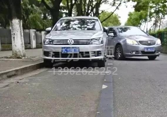 車停在車位也被貼處罰單子？交通警察：這三種停車方式也算違規！